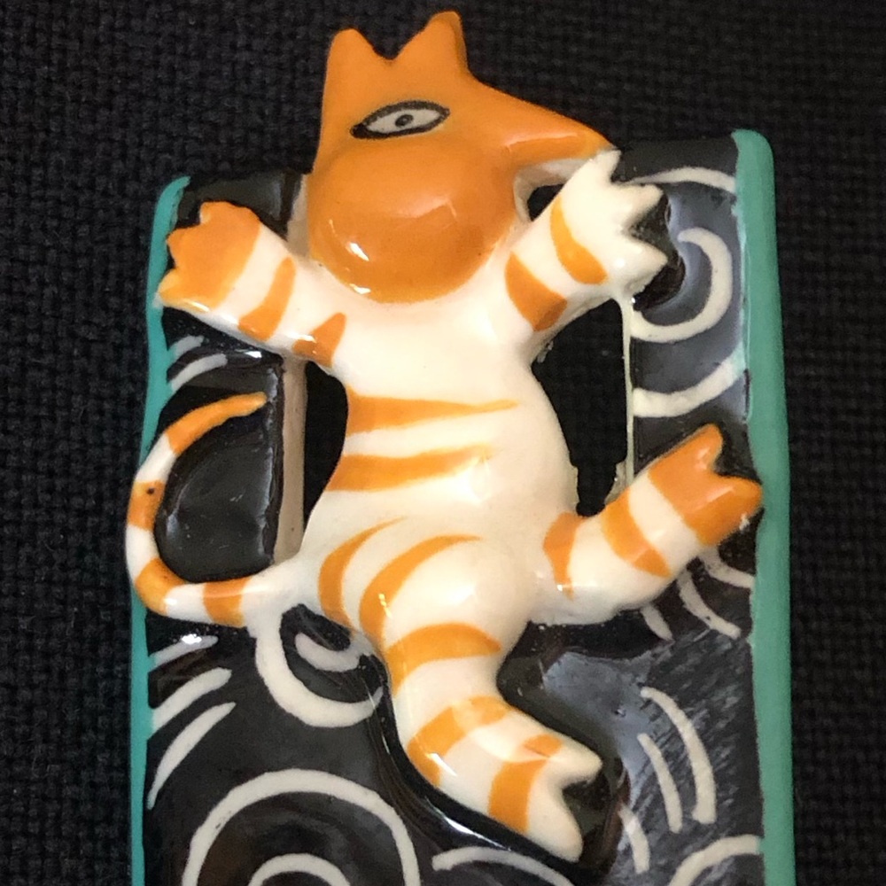 Vintage Porcelain Ceramic Art Hand Crafted Striped Cat Brooch Pin- Orange, Black - Picture 9 of 9